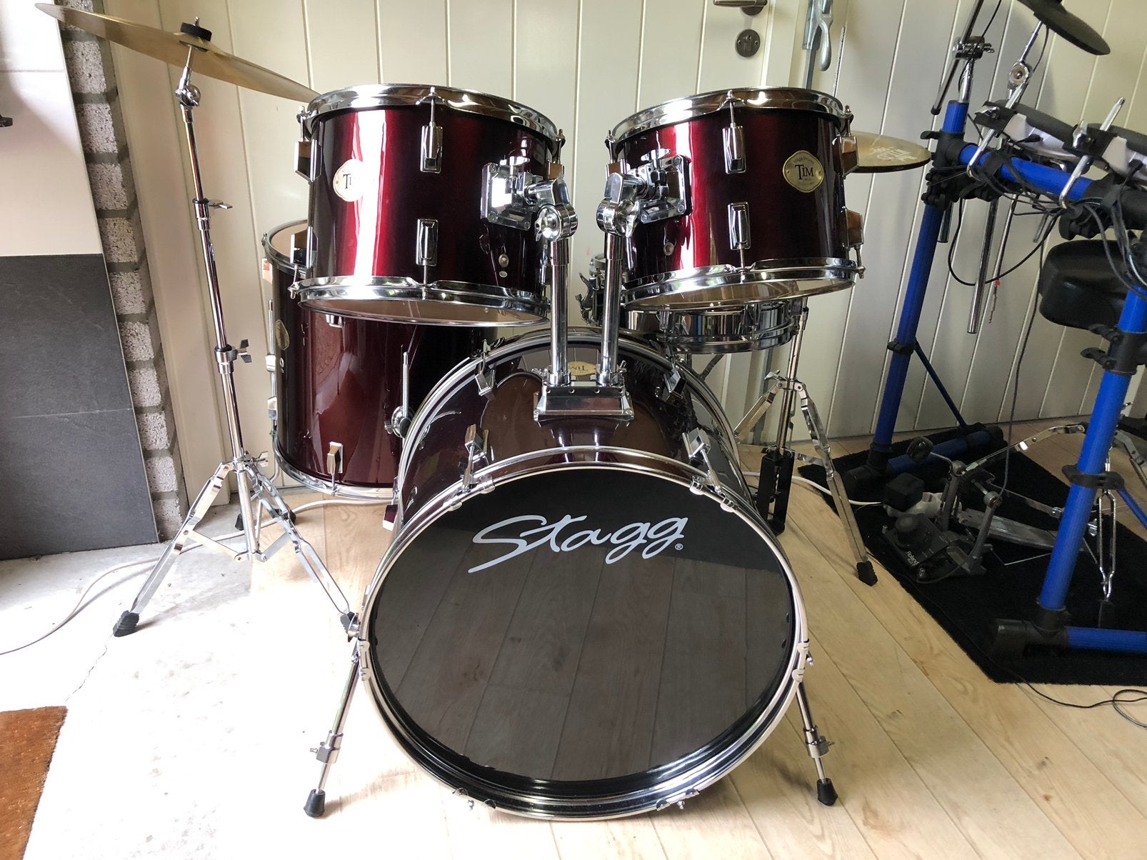 Drumstel bordeau rood geheel nagekeken., Muziek en Instrumenten, Ophalen, Zo goed als nieuw, Drums of Percussie