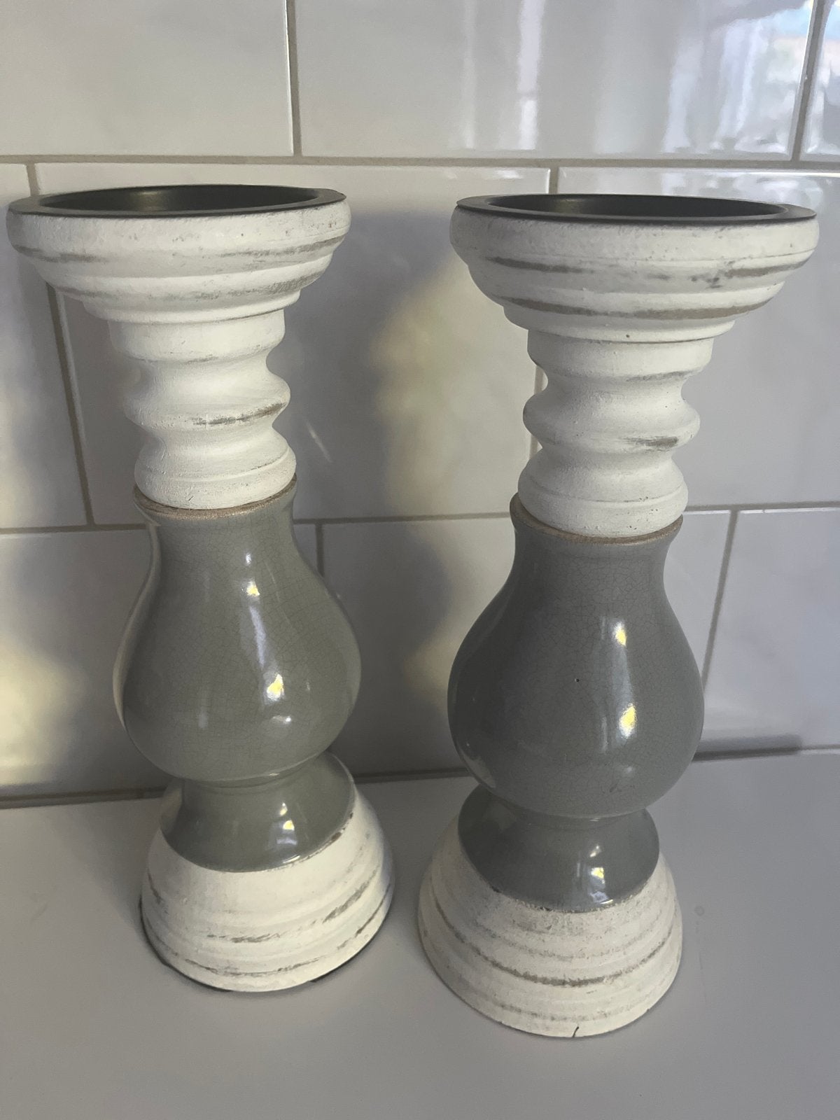 Set van 2 sfeervolle kandelaars, grijs en wit, 28 cm hoog, Ophalen, Gebruikt, Grijs, Kandelaar