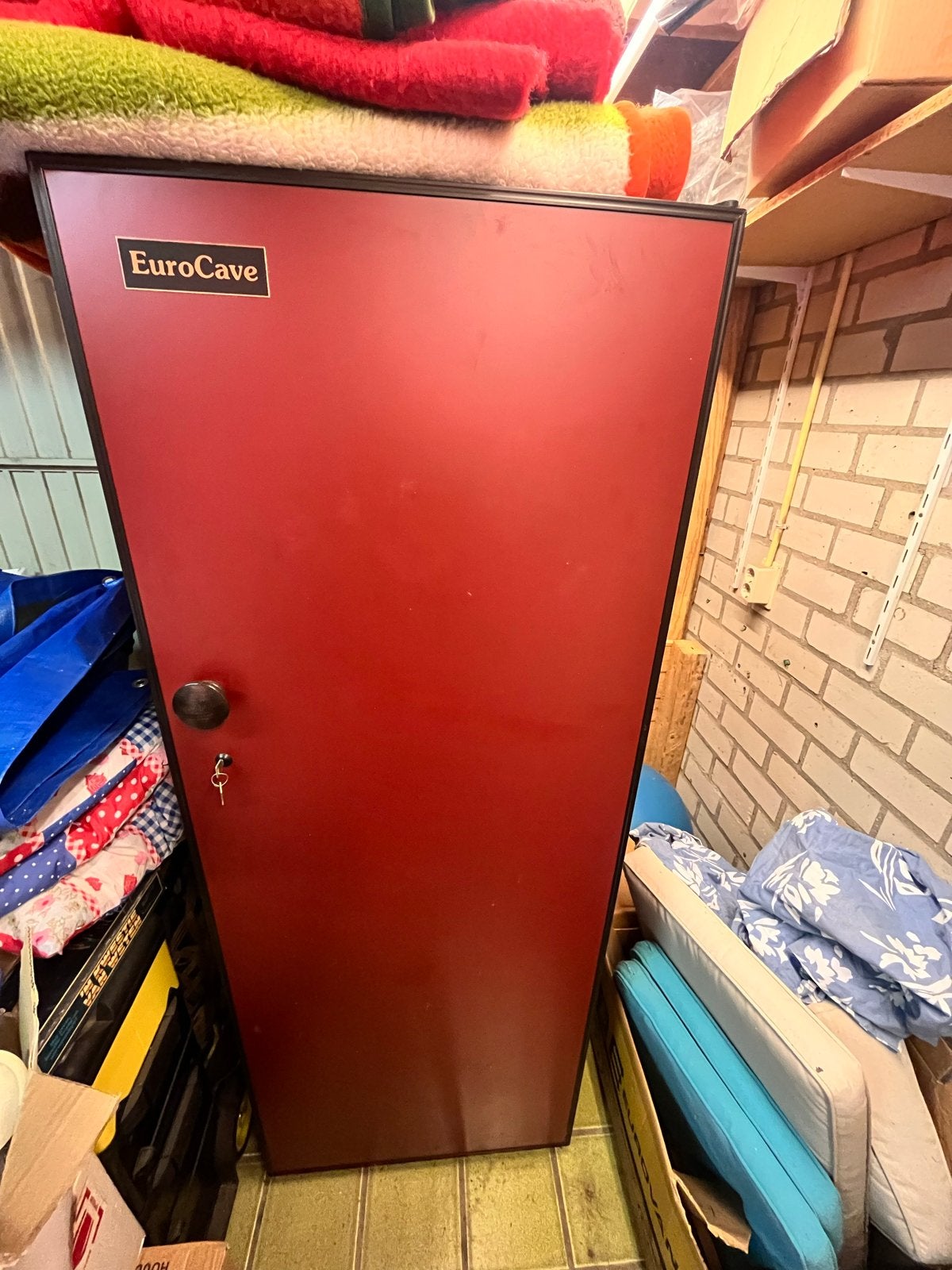 EuroCave Wijnklimaatkast V260B - Bordeaux Rood (230-260 fles, Ophalen, 200 liter of meer, 60 cm of meer, 160 cm of meer