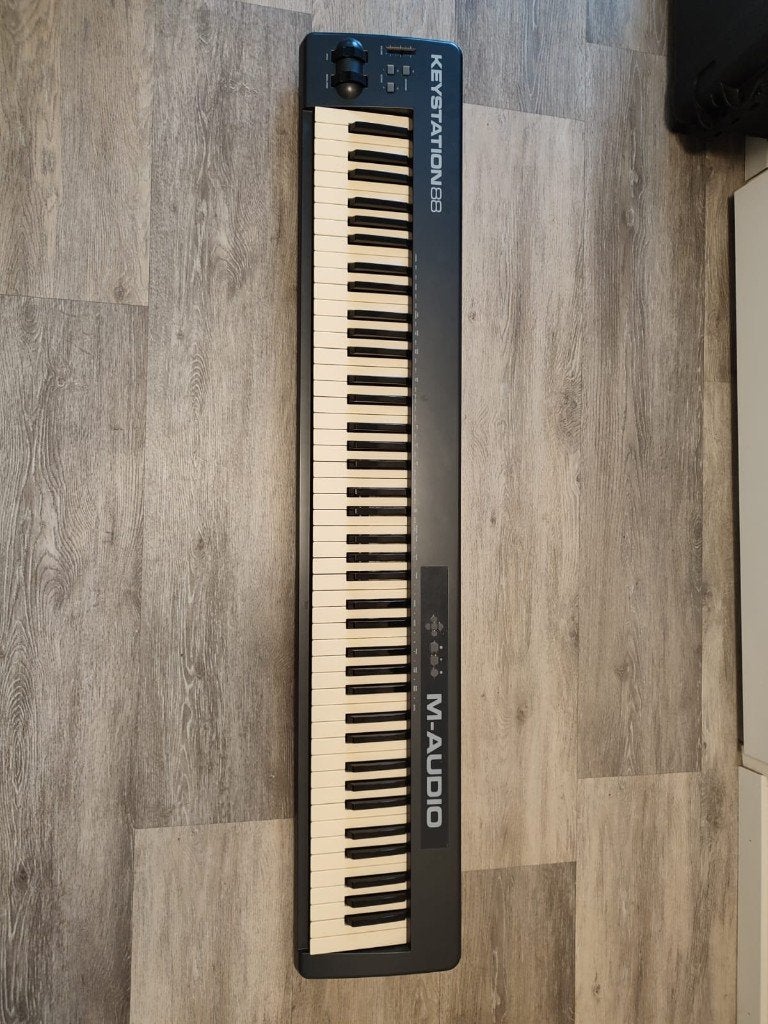 M-Audio Keystation 88 MIDI Keyboard + Stand + Sustain Pedal, Ophalen, Zo goed als nieuw, 88 toetsen, Overige merken