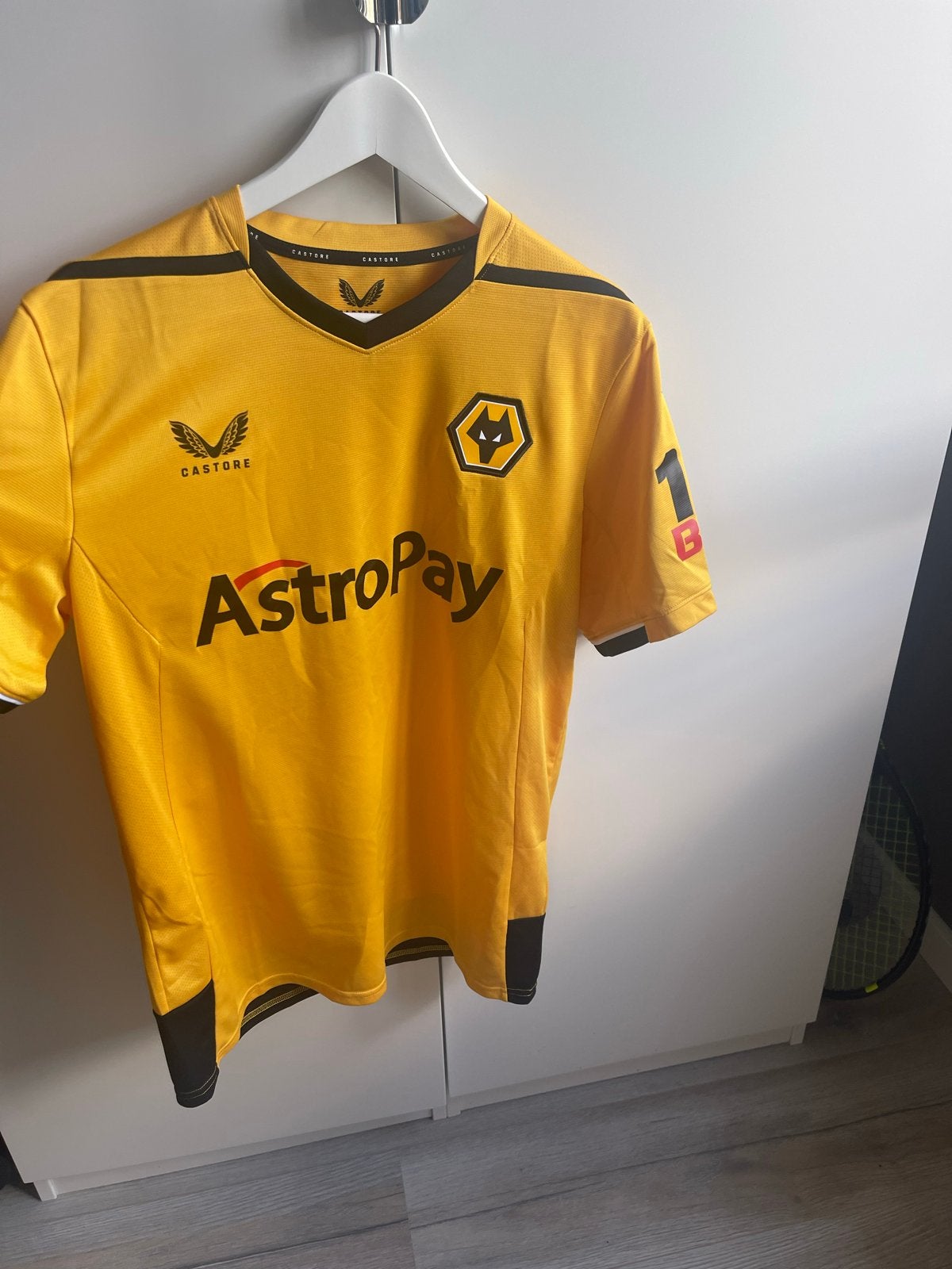 Wolverhampton Wanderers voetbalshirt - Maat M, Geel, Voetbal, Gedragen, Verzenden