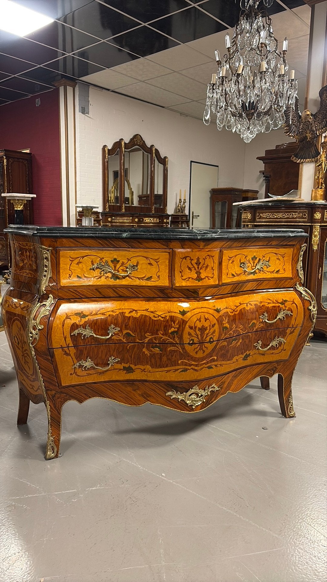 Wortel en palli buik barok kast model verona, Antiek en Kunst, Ophalen of Verzenden