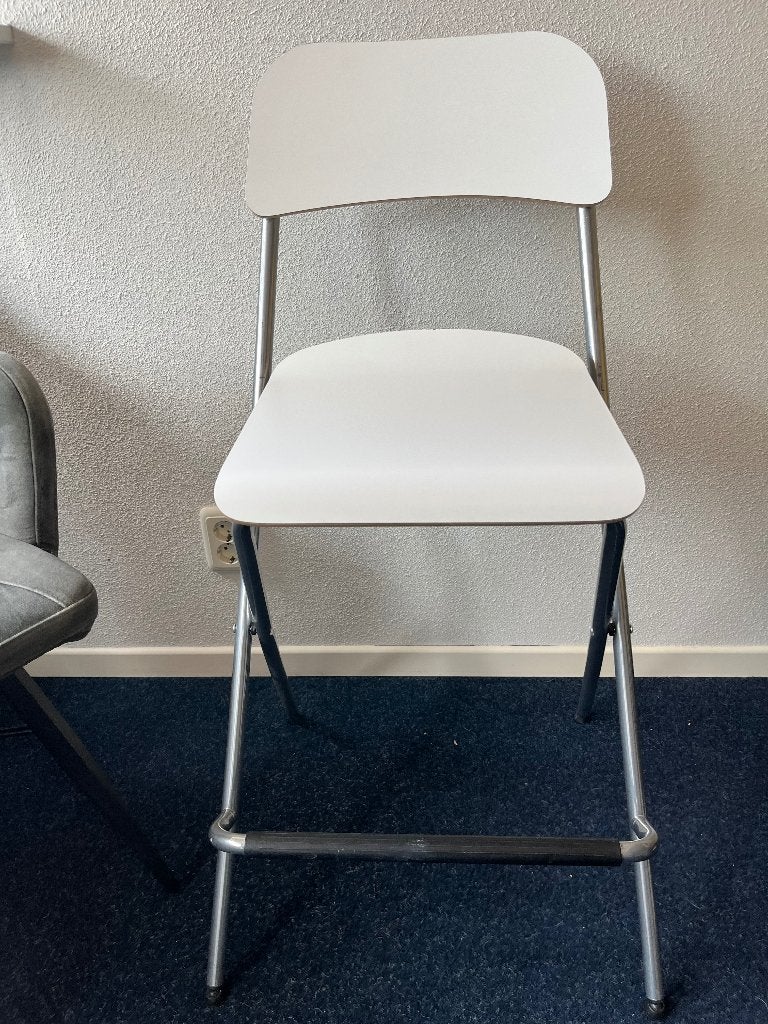 Hoge Kruk kleur wit, Huis en Inrichting, Barkrukken, 1 kruk, Ophalen, Zo goed als nieuw, 60 tot 90 cm