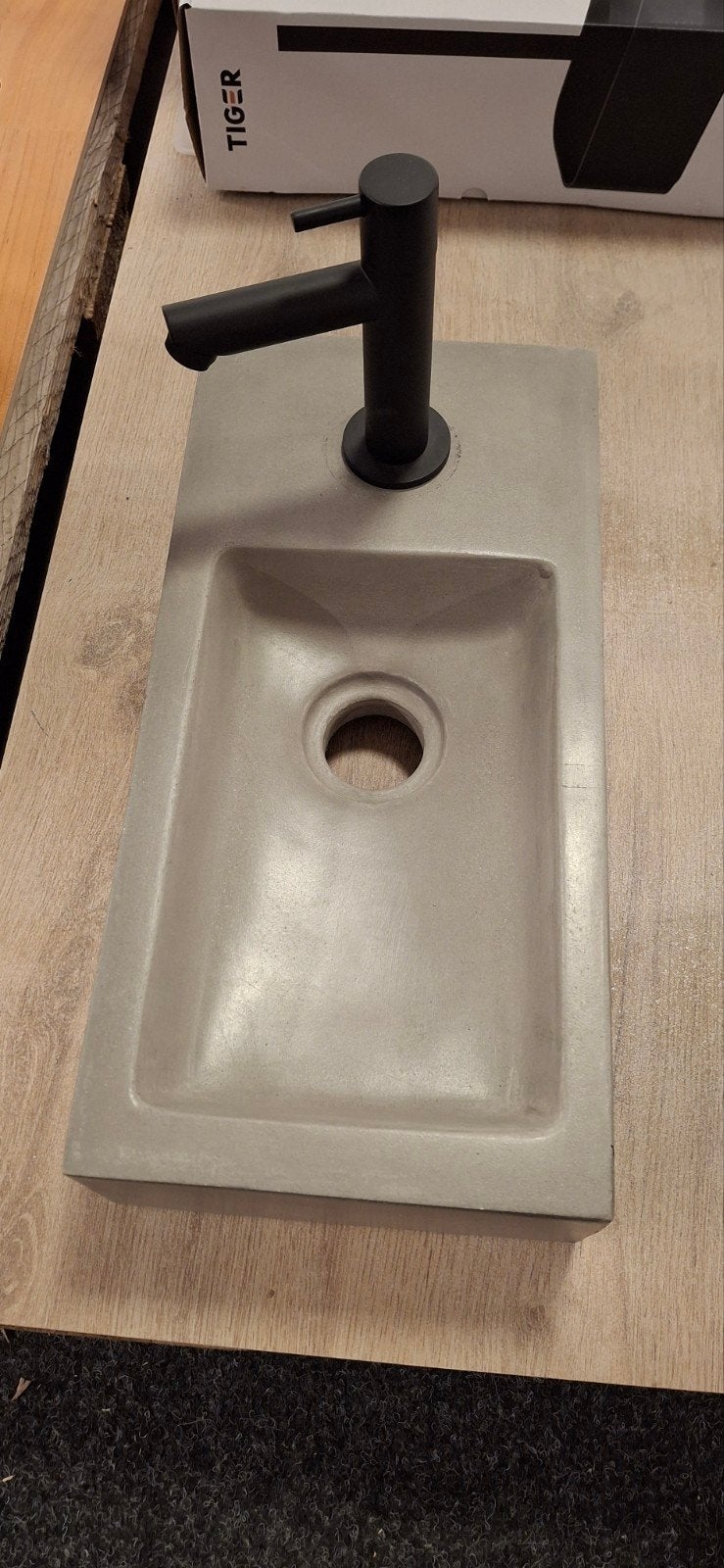 Fonteinwasbakje met zwarte kraan, Ophalen, Kraan
