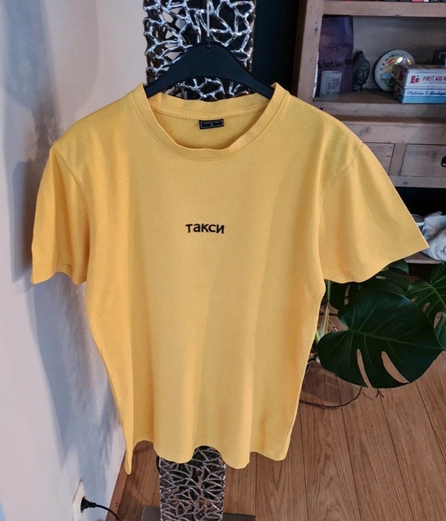Mister Tee T-shirt Geel met "такси" opdruk - Maat S, Geel, Ophalen of Verzenden, Mister Tee, Gedragen