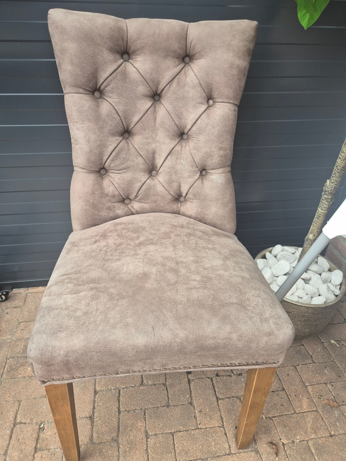 Tekoop 2x Stijlvolle eetkamerstoel met ring en nagels - Taup, Huis en Inrichting, Stoelen, Ophalen, Overige kleuren, Klassiek, Luxe, Modern