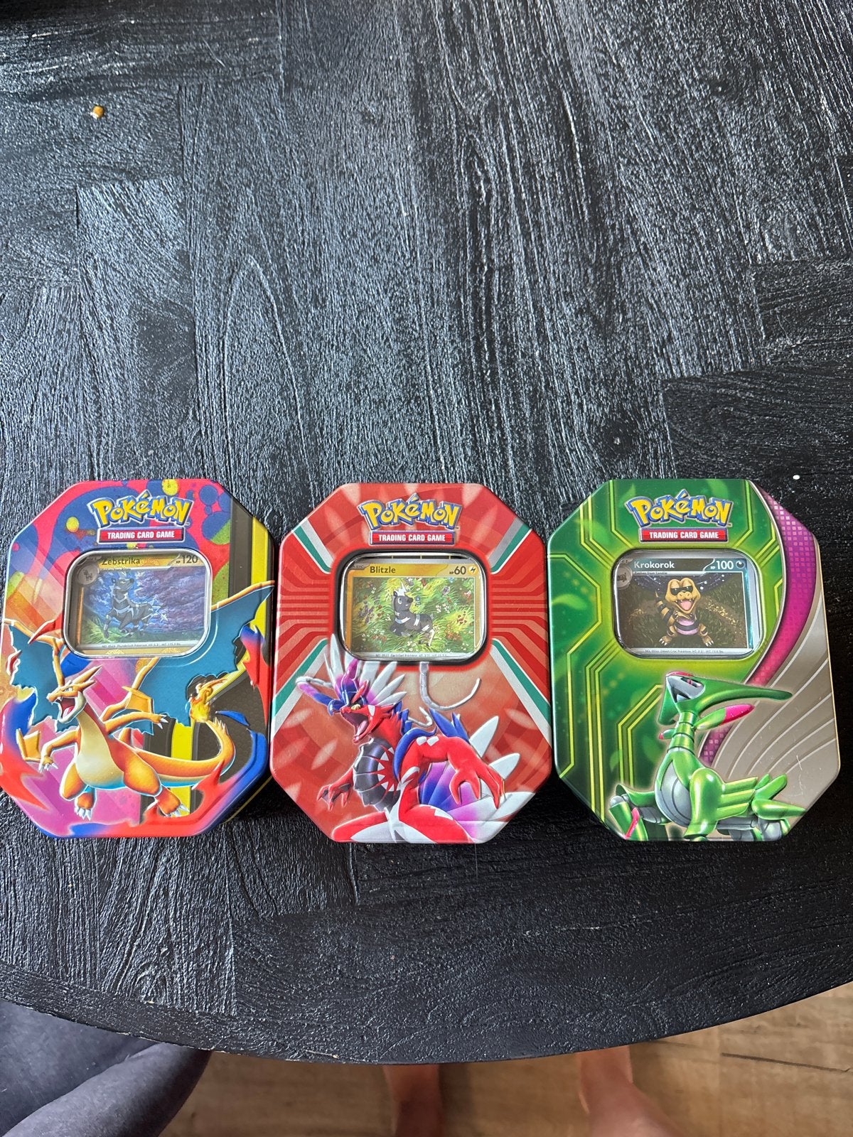 Pokémon TCG box met ongeveer 50 kaarten., Ophalen of Verzenden, Zo goed als nieuw, Meerdere kaarten, Foil
