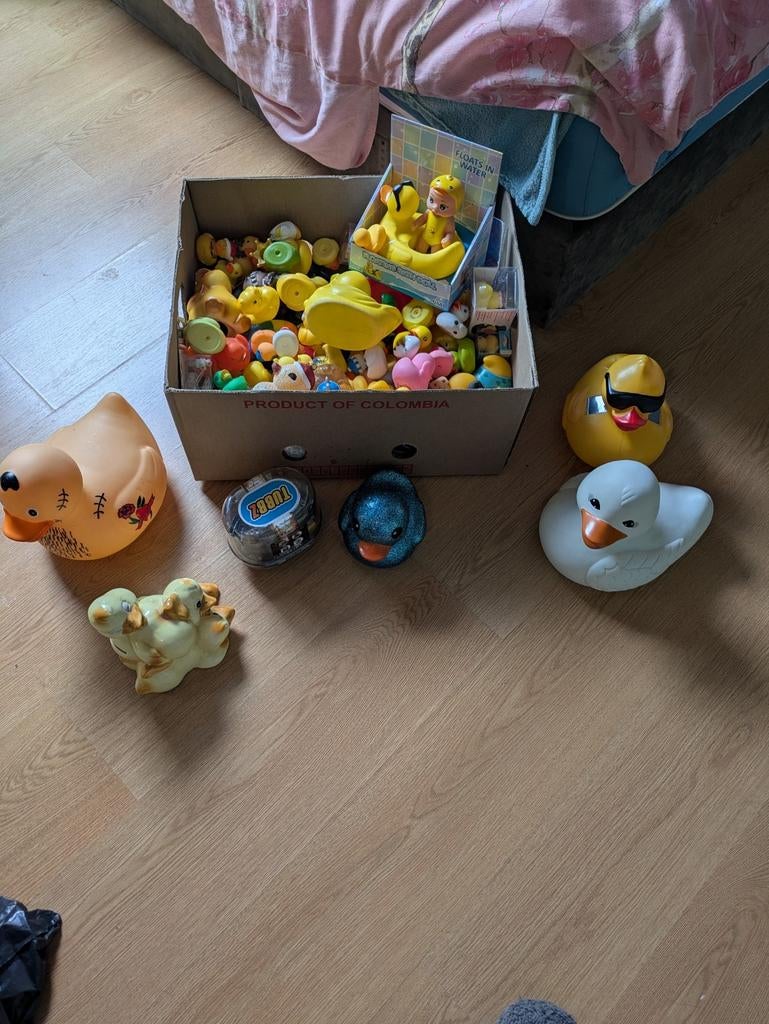 Bananen doos vol met badeendjes., Verzamelen, Poppetjes en Figuurtjes, Ophalen