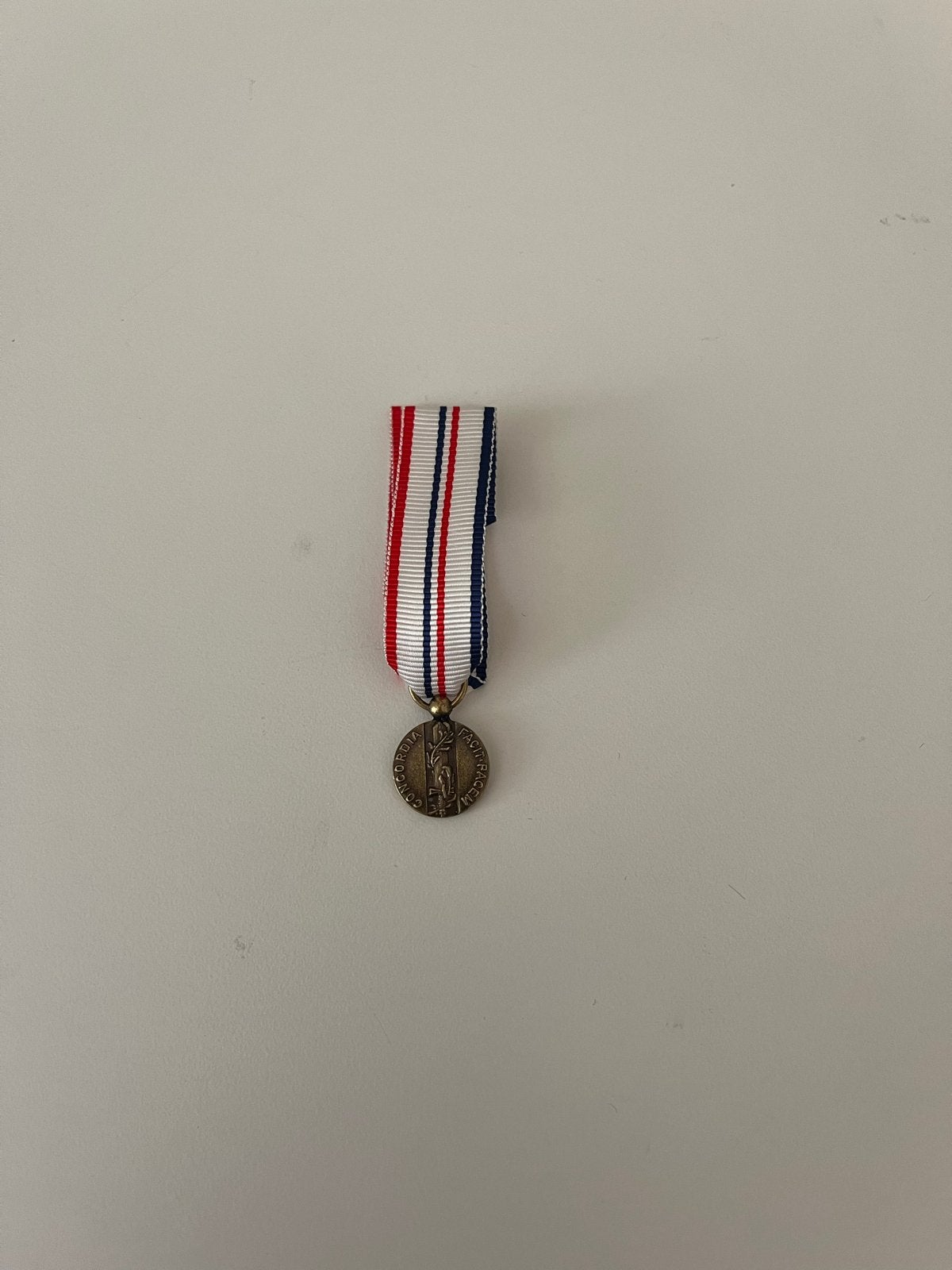 Miniatuur Herinneringsmedaille Vredesoperaties Joegoslavië, Verzenden, Overige materialen, Nederland