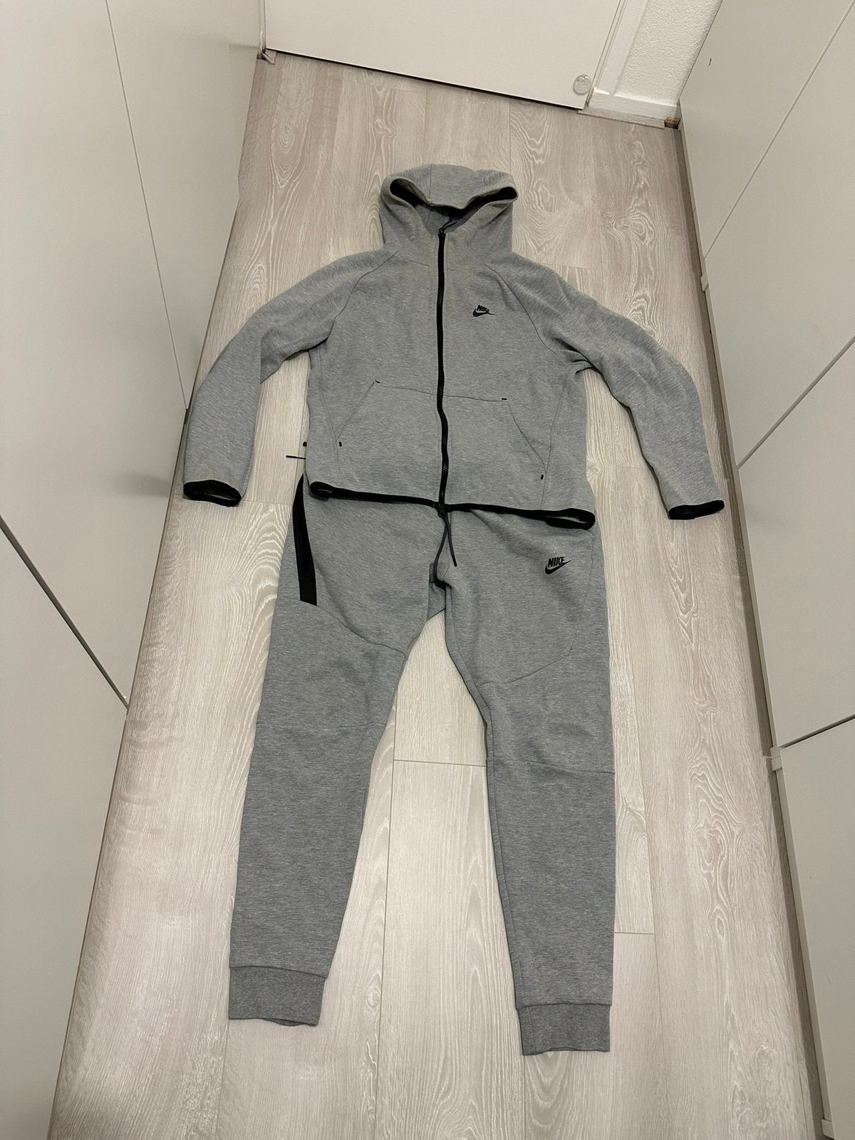 Nette Origineel Nike Tech Fleece Grijs Setje | Maat M, Kleding | Heren, Ophalen of Verzenden, Zo goed als nieuw