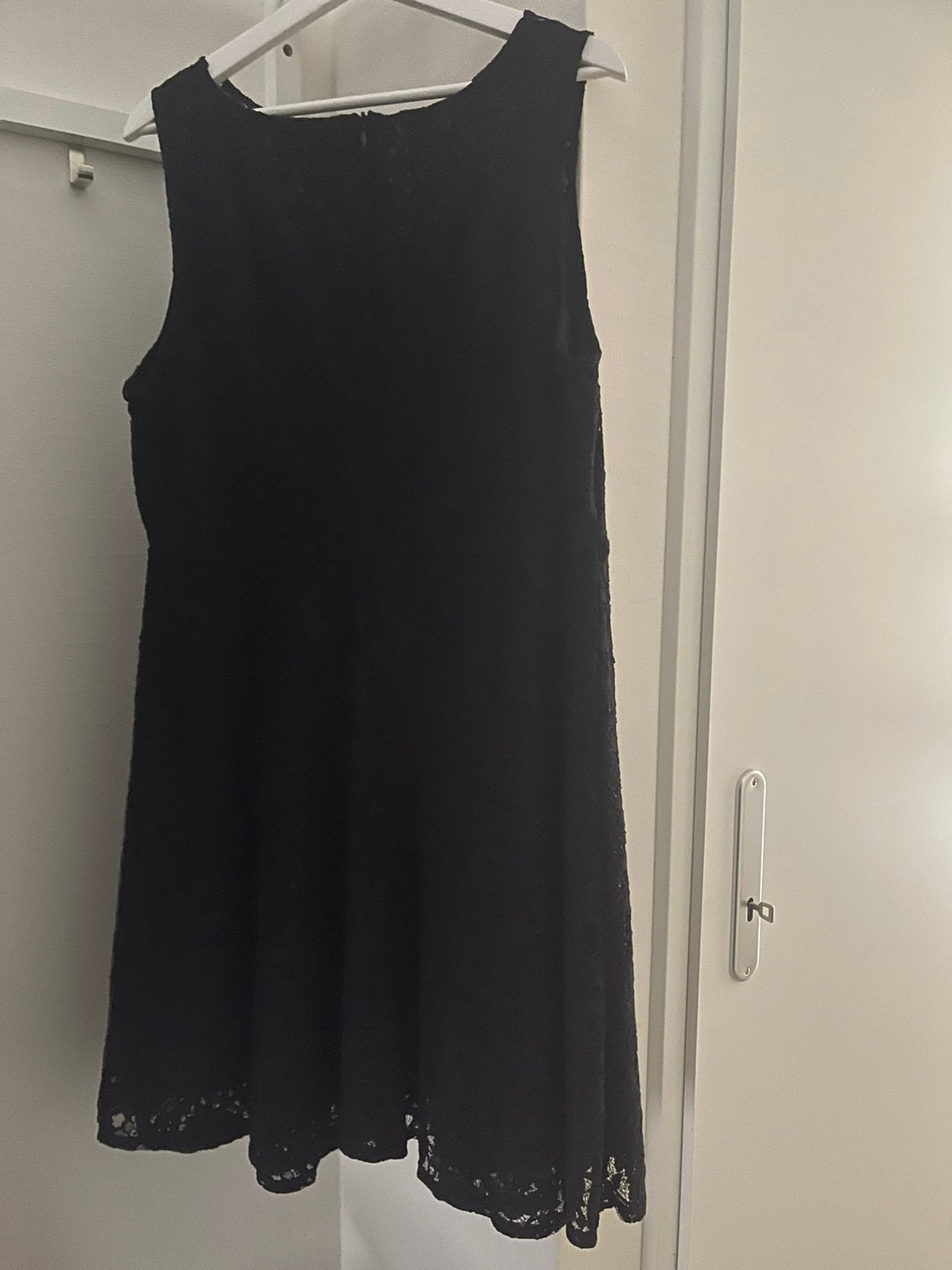 Mooie nieuwe zwarte A-Lijn jurk maat 44/46, Kleding | Dames, Jurken, Ophalen of Verzenden, Nieuw, Zwart, Knielengte
