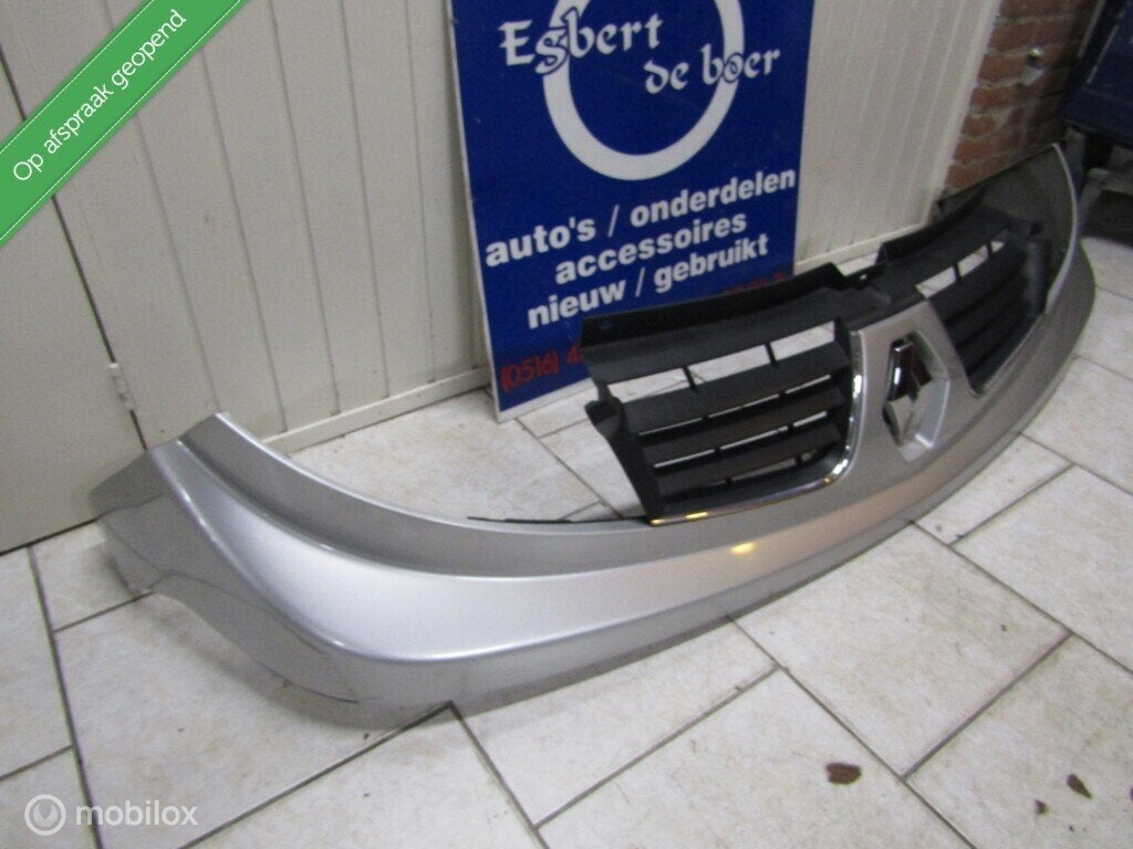 Grill zilvergrijs Renault Trafic bj 2007 tm 2017 nette staat, Gebruikt, Renault, Ophalen of Verzenden, Renault