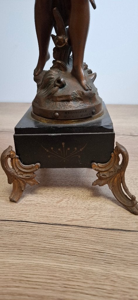 Antiek beeld "Messagère" par Aug. Moreau, Ophalen of Verzenden, 20 - 50 cm, Overige materialen, Beeld