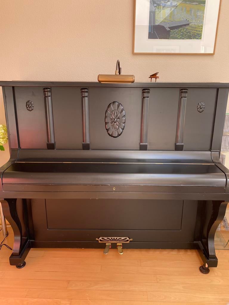 Piano zwart met ornamenten., Muziek en Instrumenten, Piano's, Ophalen, Gebruikt, Zwart, Piano
