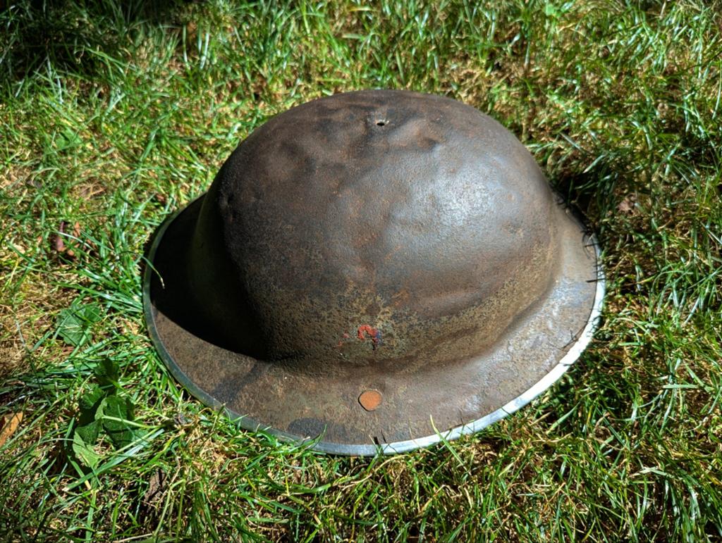 Britse helm WO2 - gevonden in Gennep Limburg, Verzamelen, Militaria | Tweede Wereldoorlog, Ophalen of Verzenden