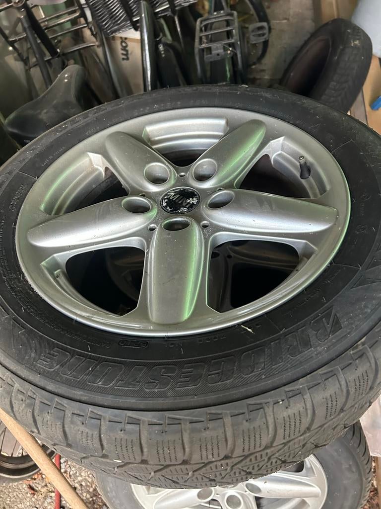 Mini Cooper Velgen met Bridgestone Winterbanden 205/60 R16, Ophalen, Gebruikt, 16 inch, Banden en Velgen