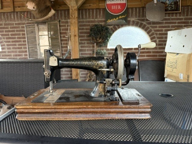 Te koop ouderwetse naaimachine, Ophalen