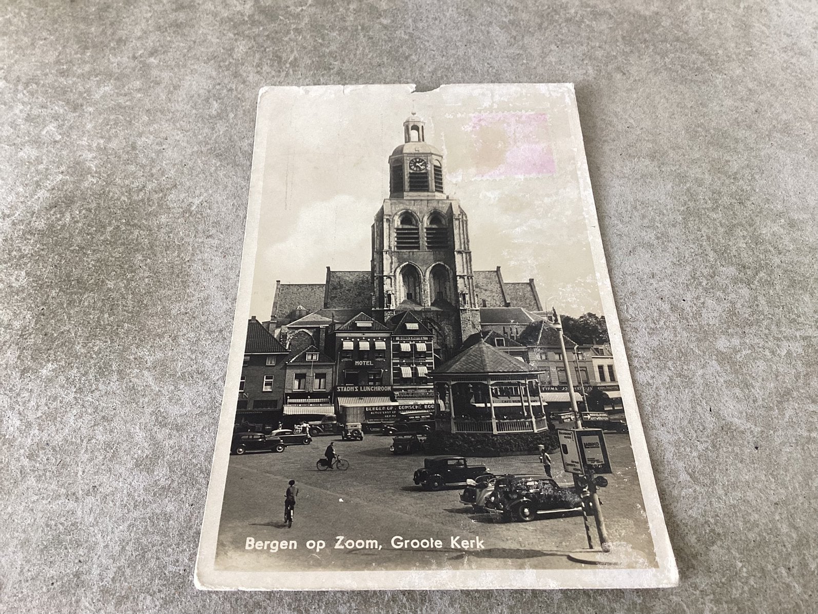 Bergen op Zoom.   Groote Kerk met muziektent en oude auto’s, Ophalen of Verzenden, 1920 tot 1940, Noord-Brabant