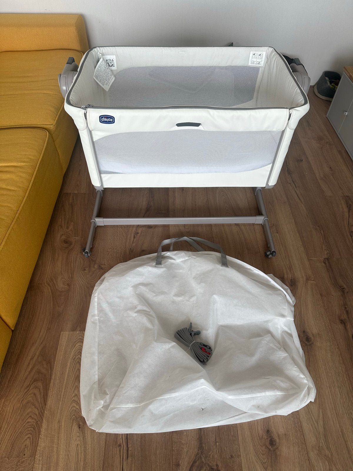 Chicco Next2Me Magic Co-sleeper, Kinderen en Baby's, Kinderkamer | Bedden, Gebruikt, Minder dan 140 cm, Minder dan 70 cm, Matras