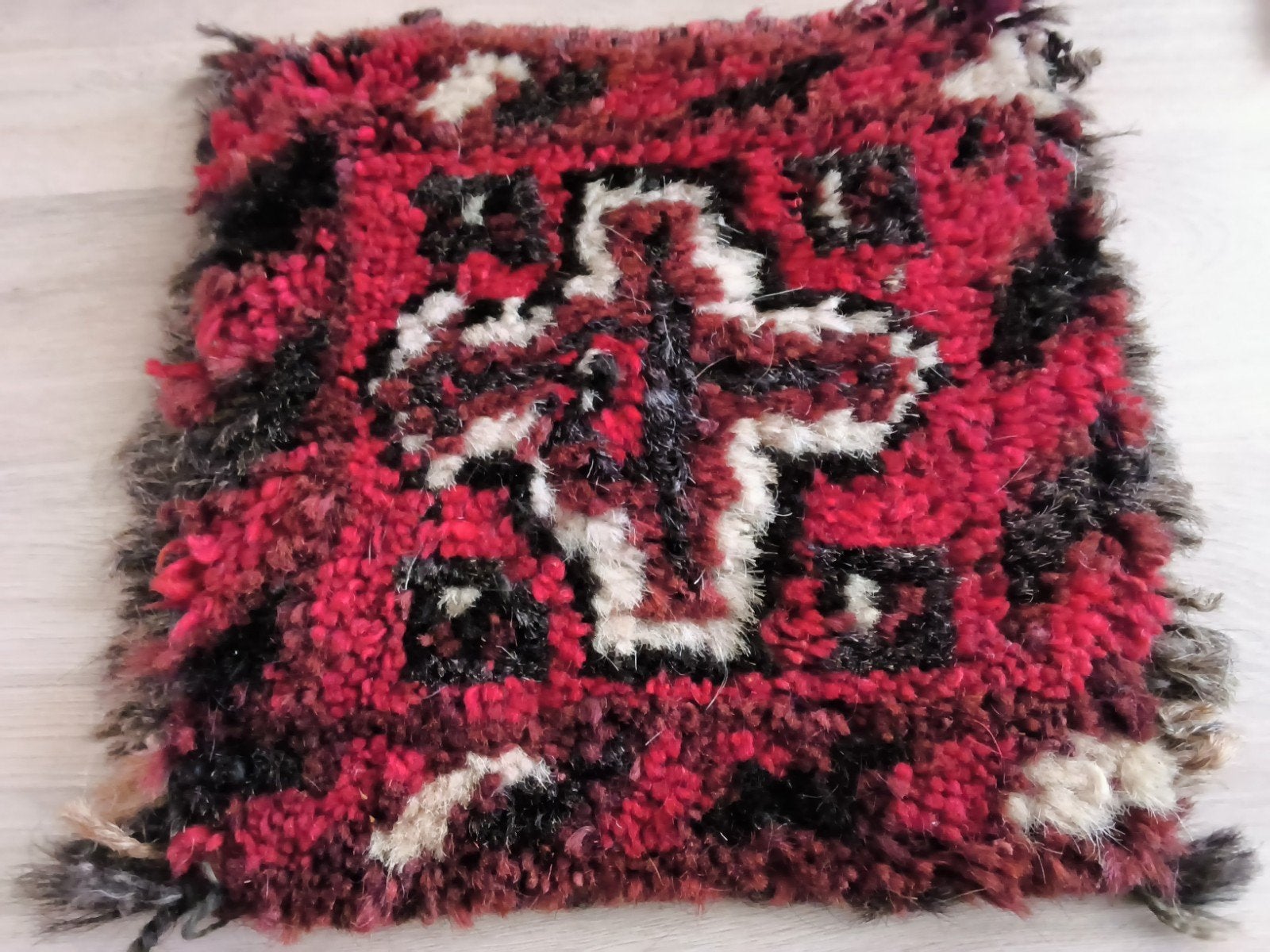 Vintage handgeknoopt rood kleedje met kruismotief, Minder dan 50 cm, Gebruikt, Vierkant, Minder dan 50 cm