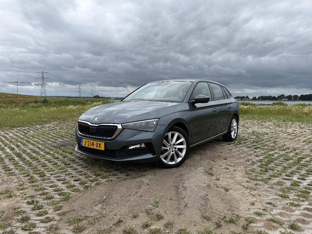 Skoda Scala 1.0 TSI Greentech Sport Business 115pk 2020, Auto's, Skoda, Voorwielaandrijving, Zwart, 4 cilinders, 49 €/maand