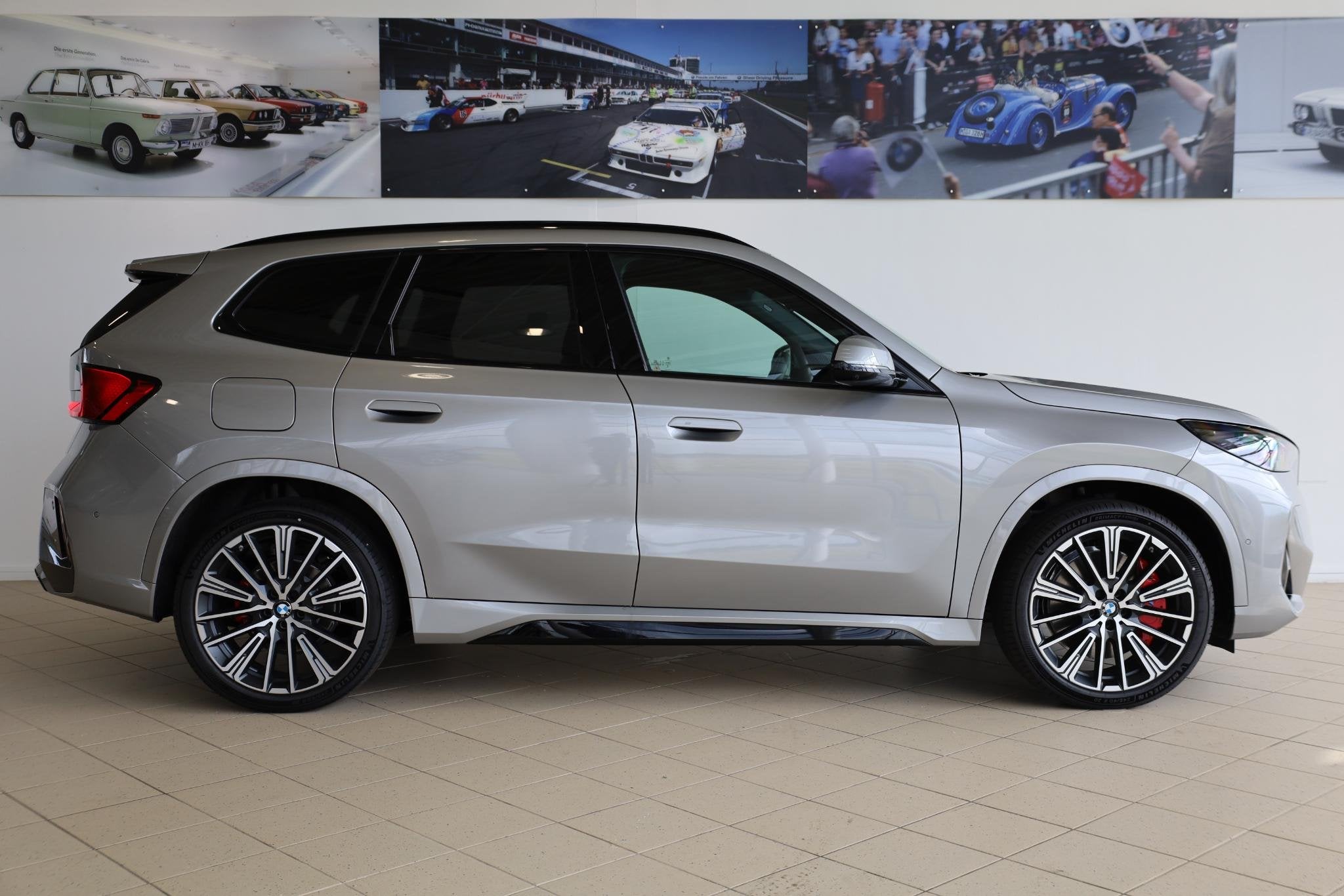 BMW iX1 eDrive20 | M Sportpakket Pro | Harman/Kardon | Panor, 514 km, Met garantie (alle), Automatische klimaatregeling, 204 pk