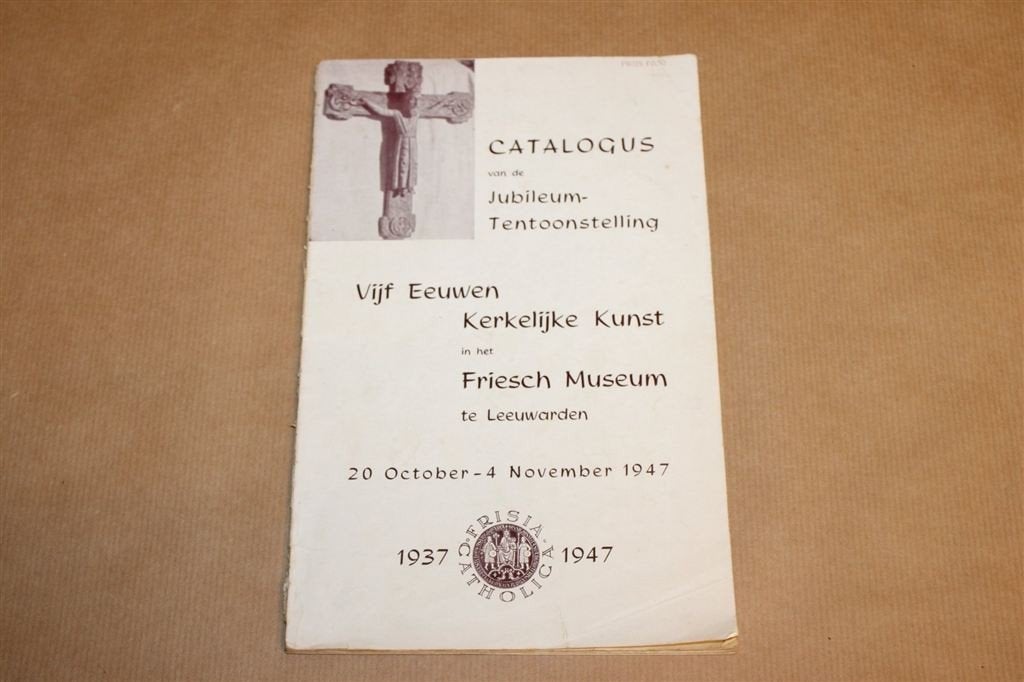 5 Eeuwen Kerkelijke Kunst — Fries Museum, Catalogus 1947, Boeken, Ophalen of Verzenden, Gelezen