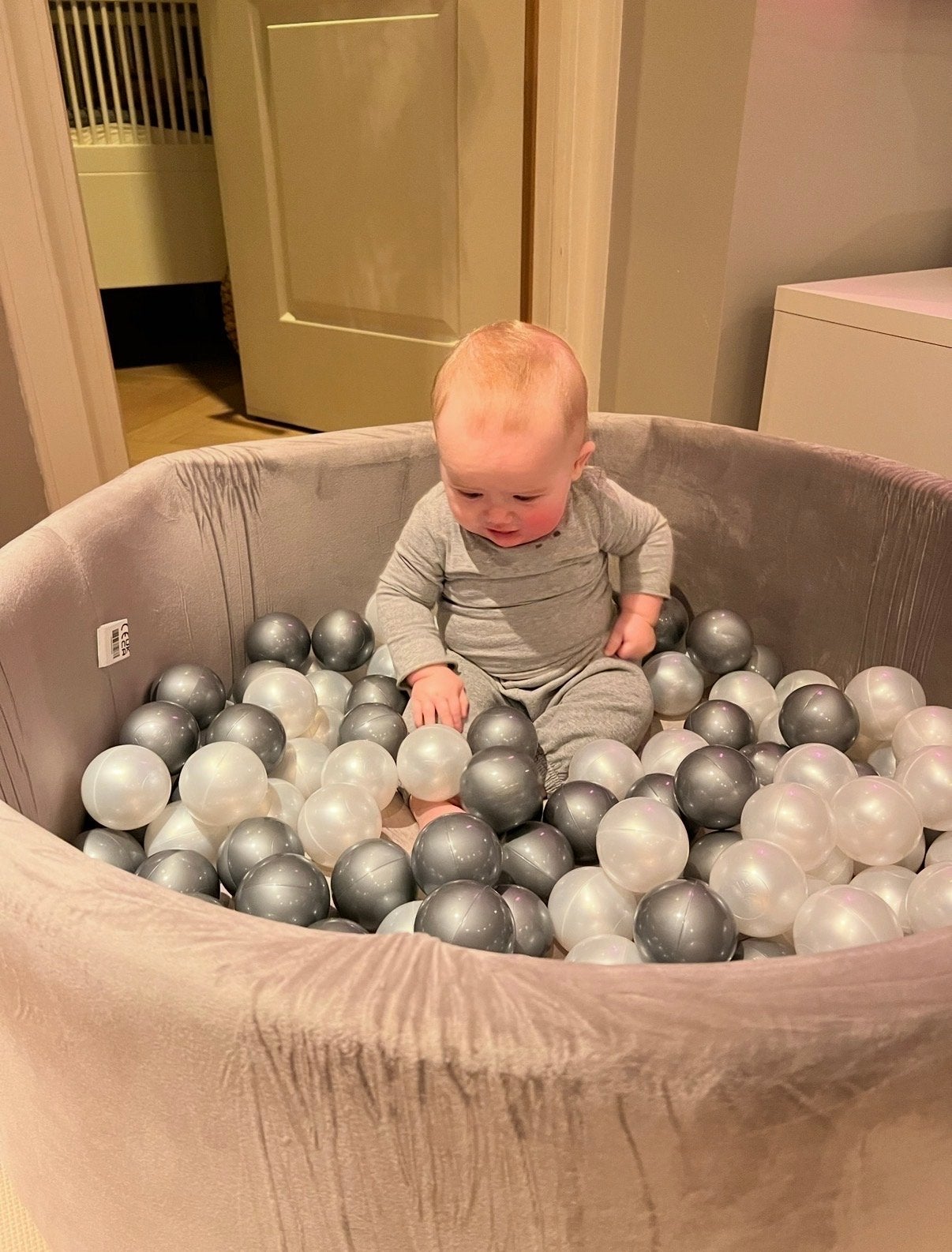 Grijze ballenbak met ballen, Ophalen, Zo goed als nieuw, Jongen of Meisje