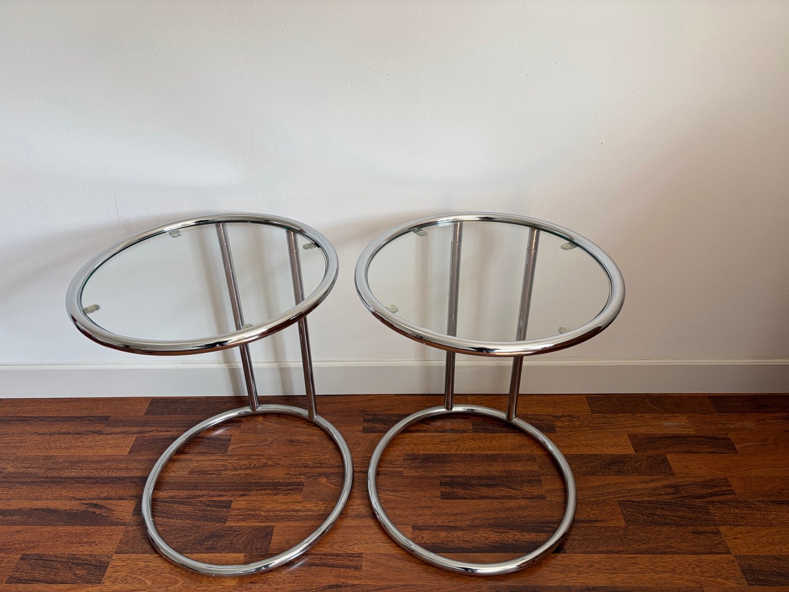 Set van 2 Chrome en Glazen Bijzettafels, Huis en Inrichting, Tafels | Bijzettafels, Minder dan 55 cm, Gebruikt, Metaal of Aluminium