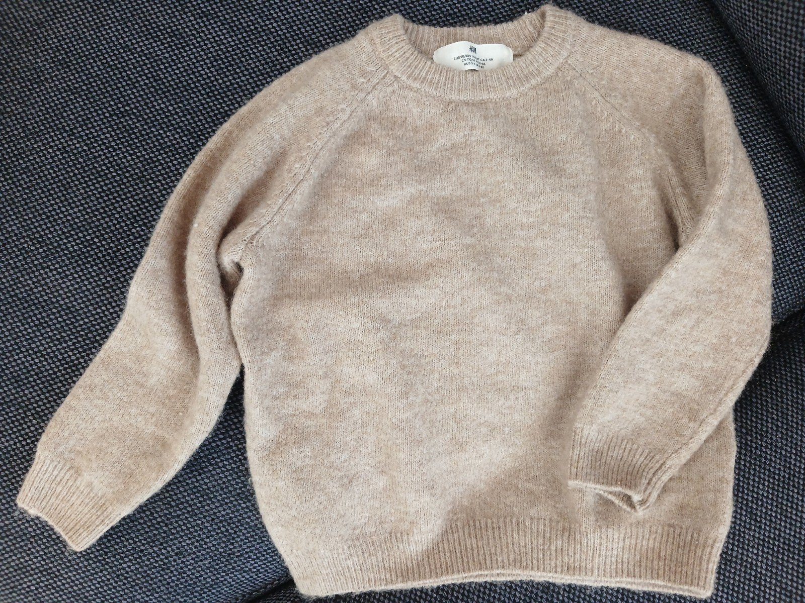 warme kindertrui beige maat 98/104. nooit gedragen. gratis, Ophalen, Nieuw, Jongetje, Truitje of Vestje
