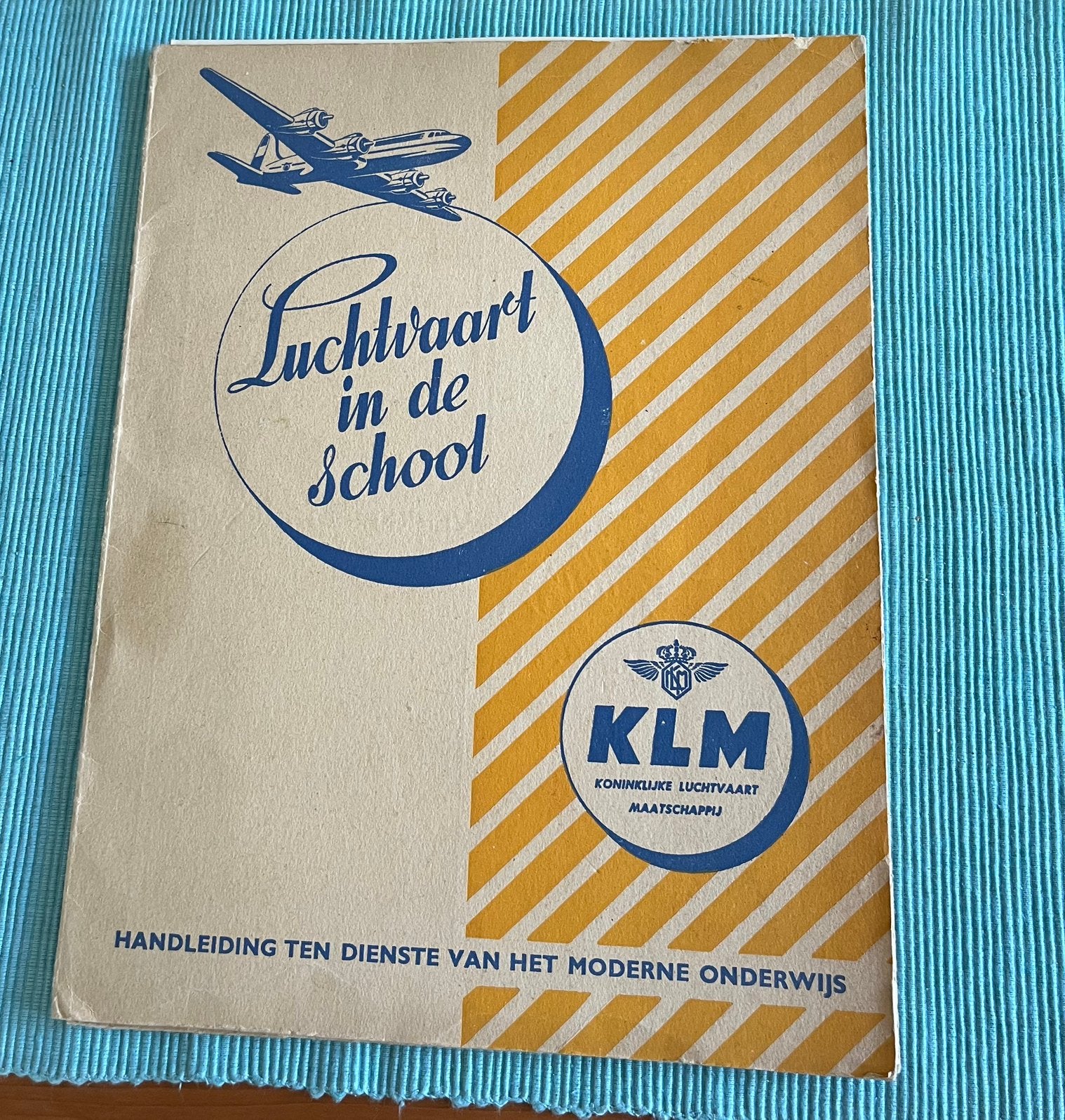 Vintage / vijftiger jaren KLM brochure map voor Onderwijs, Verzamelen, Ophalen of Verzenden, Overige typen