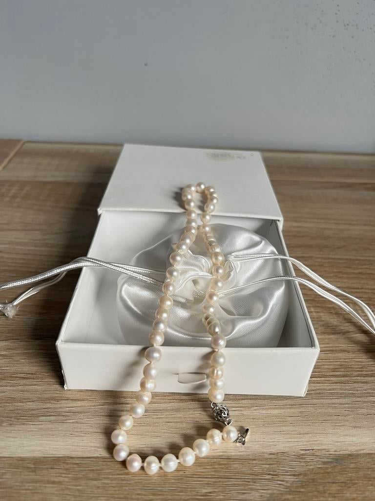 Elegante Parelketting met Knoopjes - Ti Sento Milano - 45 cm, Sieraden, Tassen en Uiterlijk, Kettingen, Verzenden, Zo goed als nieuw