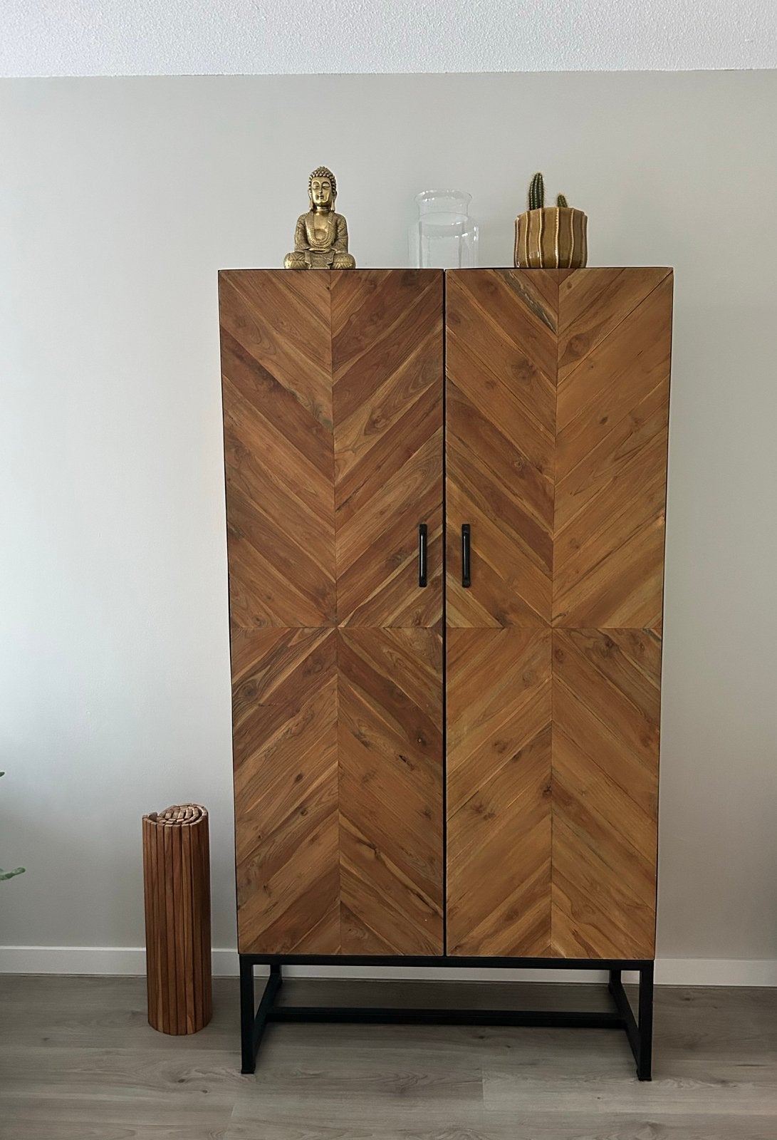 Mango houten kast met visgraatpatroon en metalen onderstel, Ophalen, 100 tot 150 cm, Zo goed als nieuw, 150 tot 200 cm