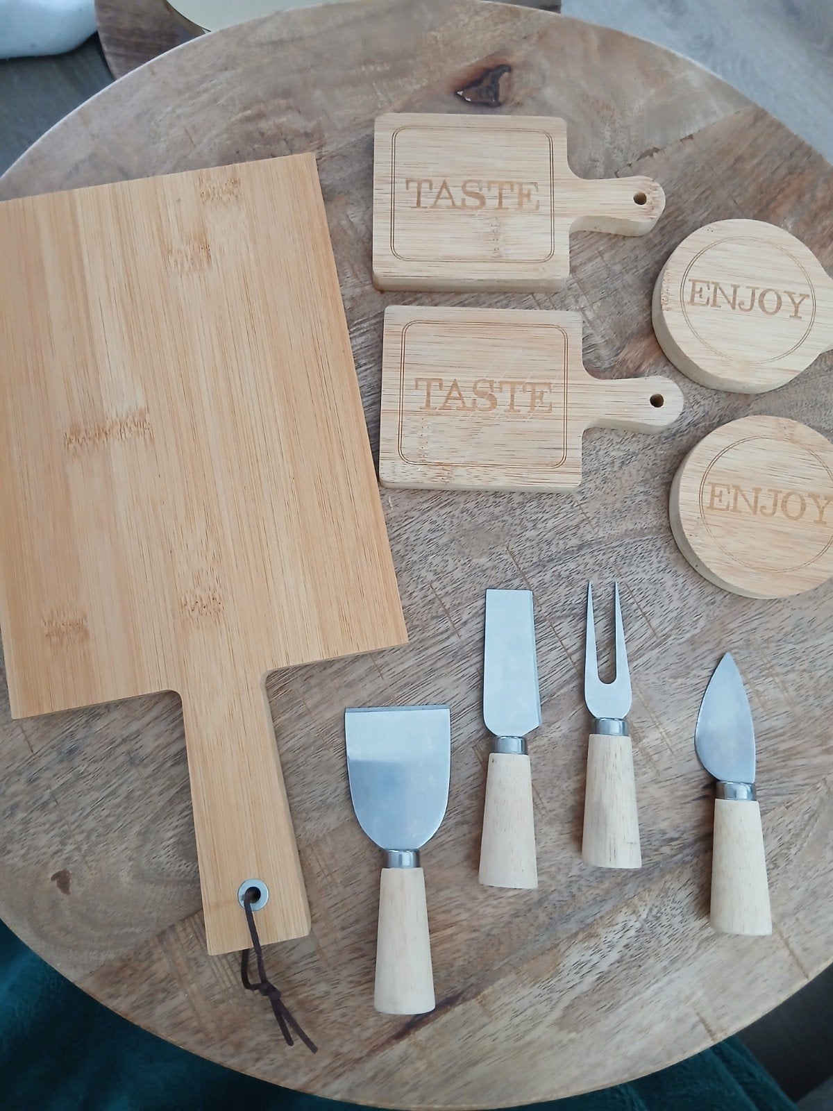 Kaasplank set met snijplanken en kaasmessen, Hout, Snij-/serveerplank, Ophalen of Verzenden, Zo goed als nieuw
