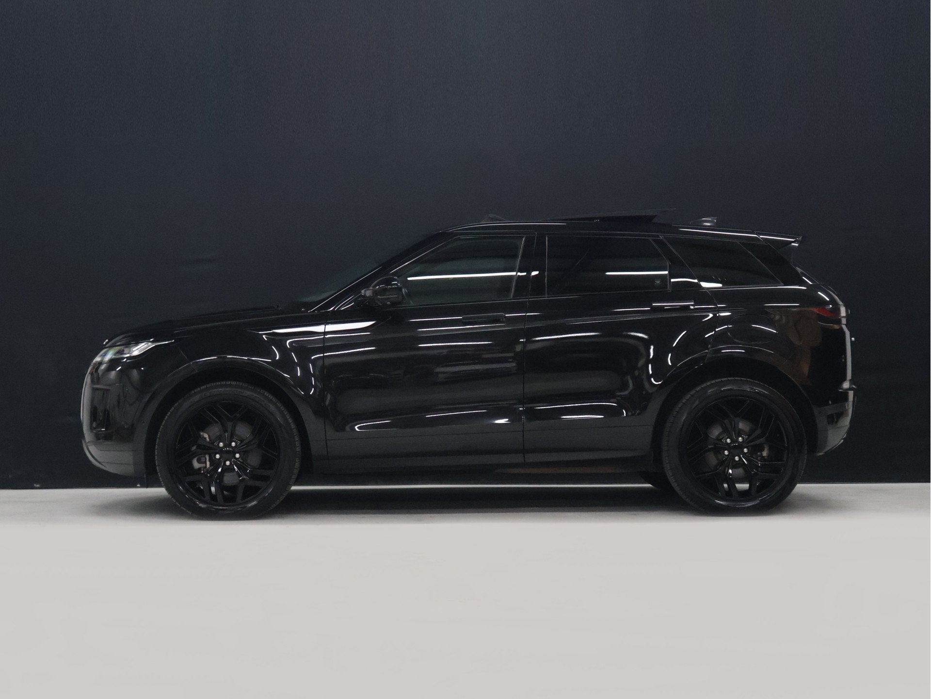 Land Rover Range Rover Evoque 1.5 P300e AWD R-Dynamic SE [SC, Auto's, Zwart, Vierwielaandrijving, Hybride Elektrisch/Benzine, 147 €/maand