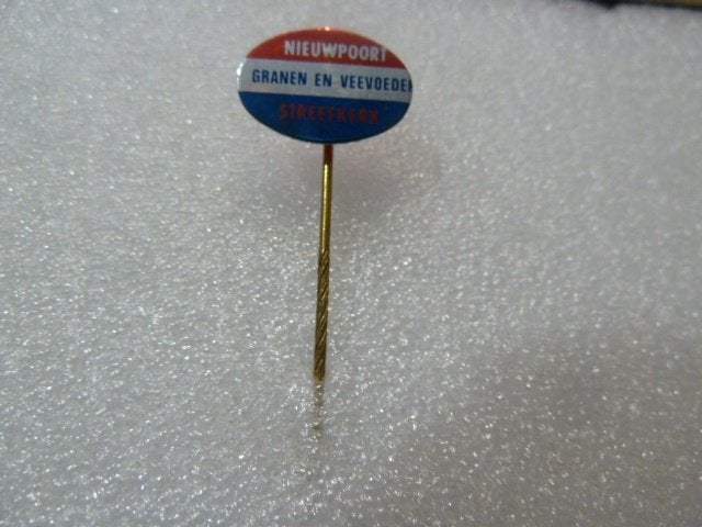 Vintage speldje Nieuwpoort Granen en Veevoeder, Ophalen of Verzenden, Gebruikt, Overige onderwerpen, Speldje of Pin