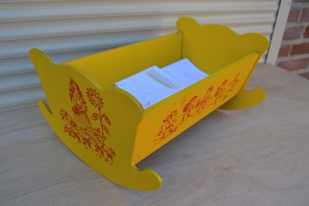 OPRUIMING: mooi houten poppen bedje met kaboutertjes NR8658, Ophalen of Verzenden