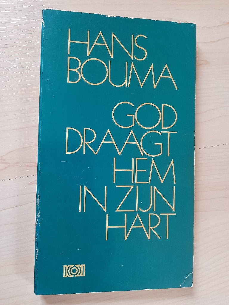 GOD DRAAGT HEM IN ZIJN HART Hans Bouma, Ophalen of Verzenden, Gelezen