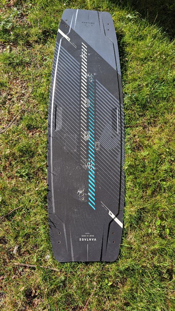 Vantage twintip board Inertia Gen3 136x40 met fins en hendel, Watersport en Boten, Kitesurfen, Ophalen, Gebruikt, Twintip, Kiteboard