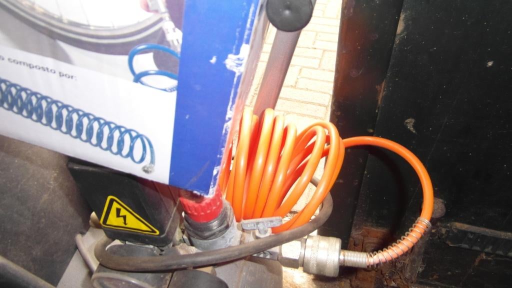 air pres compressor assoires, Doe-het-zelf en Verbouw, Compressors, Ophalen, 6 tot 10 bar, Zo goed als nieuw, Minder dan 200 liter/min