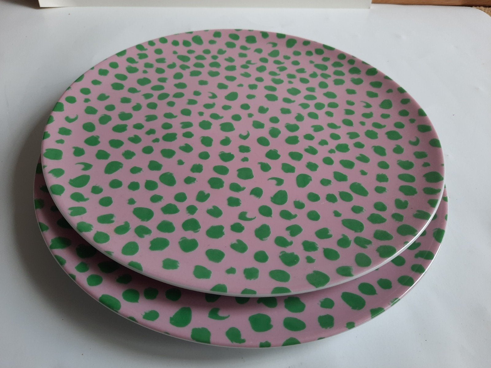 IKEA Polka Dot roze met groen dinerborden - 28 cm, IKEA, Ophalen of Verzenden, Zo goed als nieuw, Bord(en)