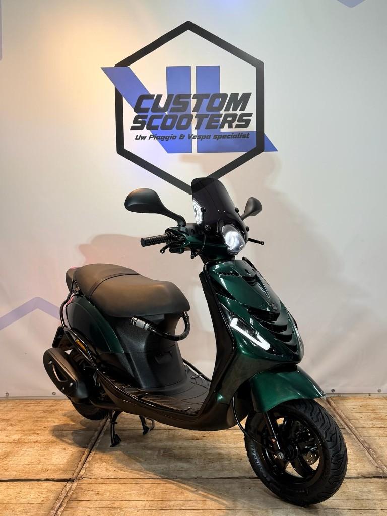 Piaggio Zip iget E5 2021 45km brom scooter full option, Fietsen en Brommers, Scooters | Piaggio, Zip, Ophalen of Verzenden, Zo goed als nieuw