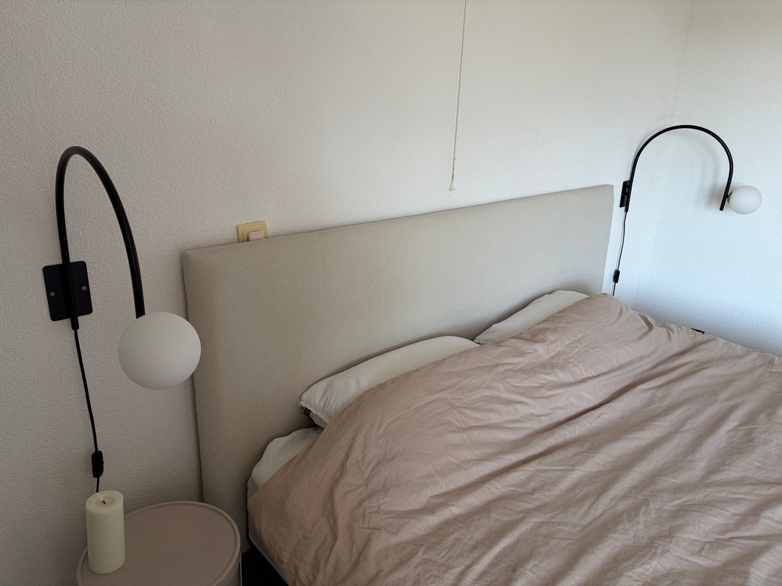 Stijlvolle Zwarte Wandlamp met Melkglas Bol - Set van 2, Bedlamp, Zwart, Overige fittingen, Ophalen of Verzenden