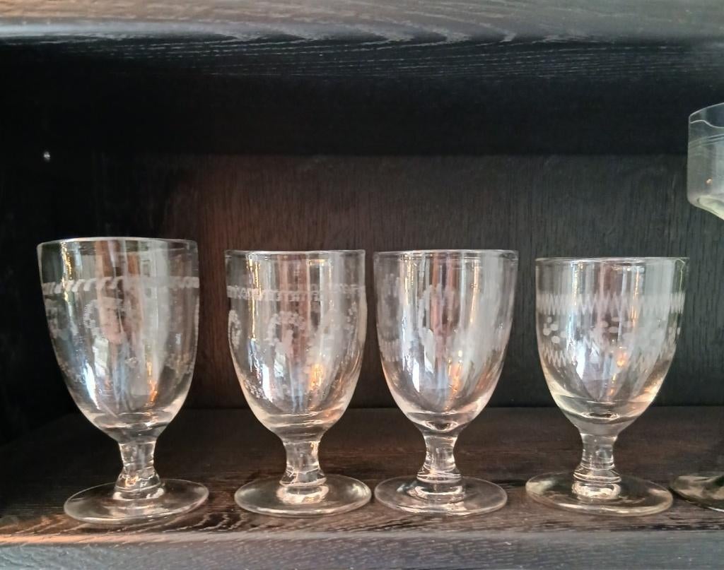 Set van 4 Victoriaanse (1837-1901) handgeblazen wijnglazen., Antiek en Kunst, Ophalen of Verzenden