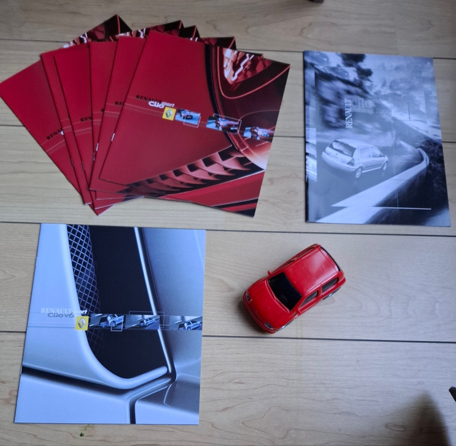 Renault Clio Sport en V6. 9 items. € 30,--, Boeken, Ophalen of Verzenden, Zo goed als nieuw, Renault
