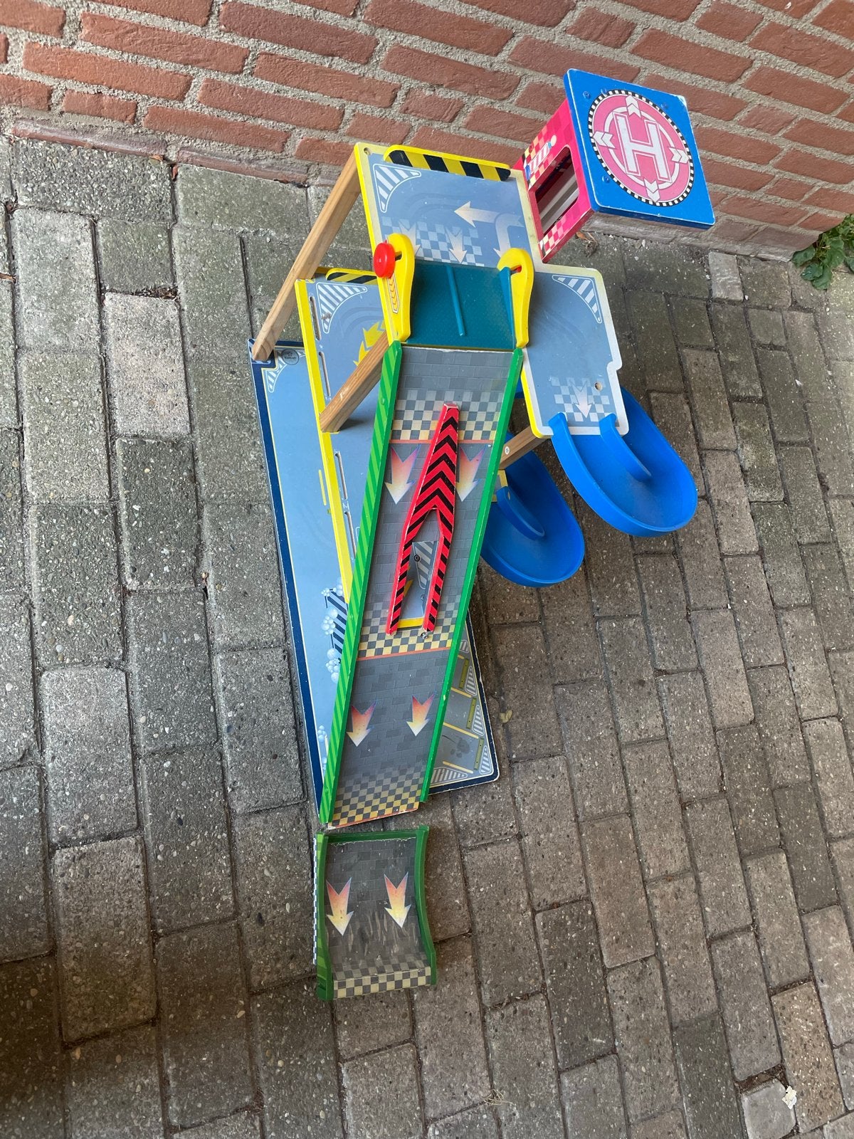 Grote houten racebaan met looping en helikopterplatform, Overige merken, Ophalen of Verzenden, Racebaan, Gebruikt