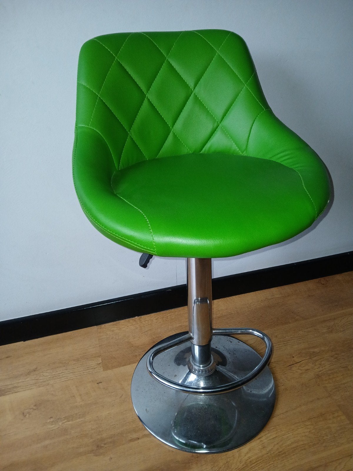 Barkruk. In hoogte verstelbaar. Kleur groen., 1 kruk, Ophalen, In hoogte verstelbaar, 60 tot 90 cm