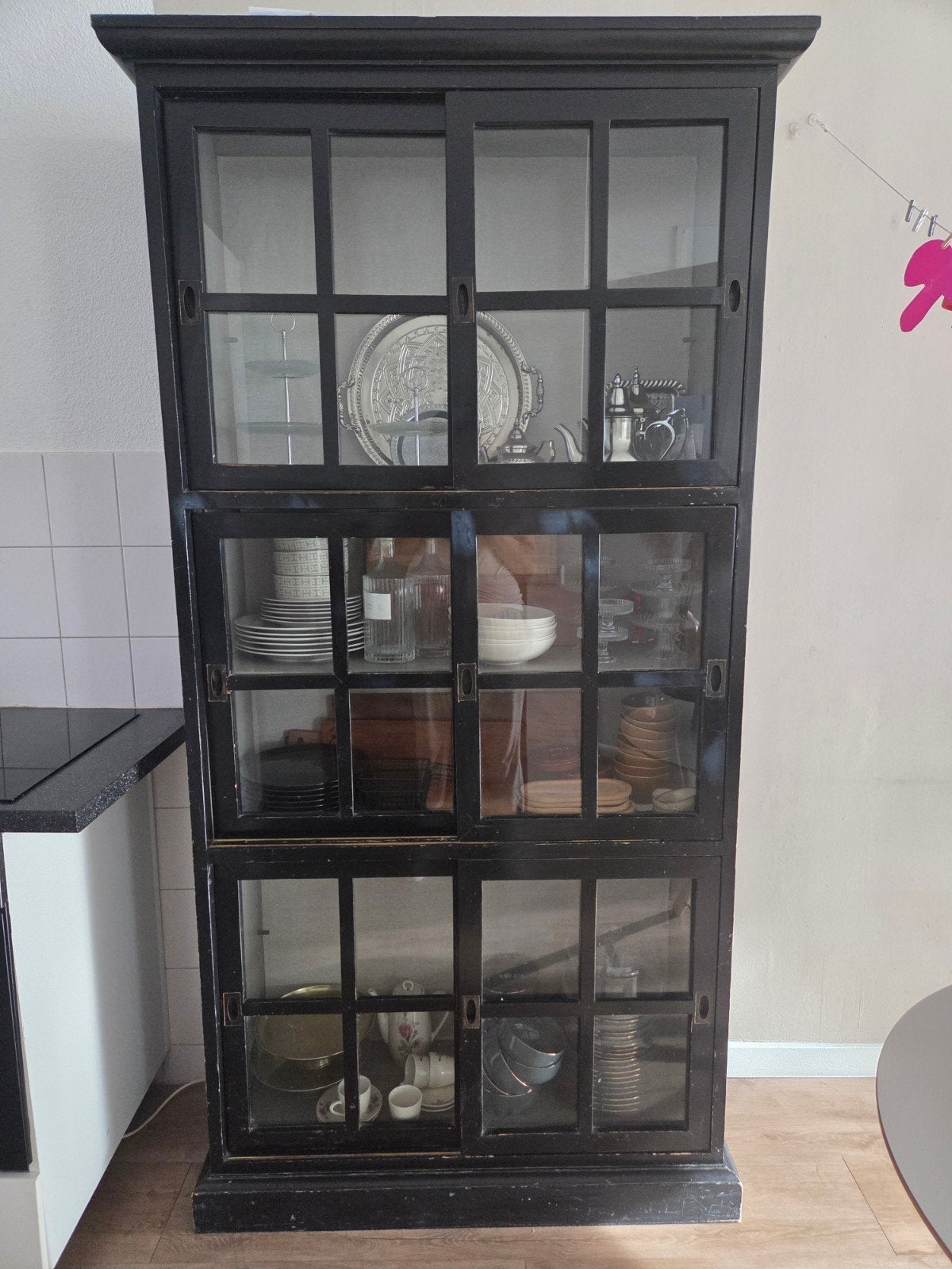 Zware zwarte houten vitrinekast, Ophalen, Gebruikt, 100 tot 150 cm, 200 cm of meer
