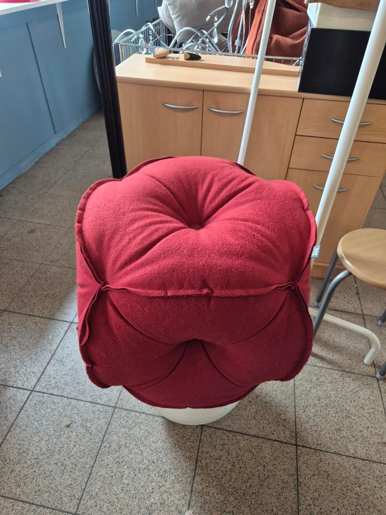Rolf Benz Poef/Voetenbank - Rood - Zo goed als nieuw, Ophalen of Verzenden, Zo goed als nieuw, Stof, 50 tot 75 cm