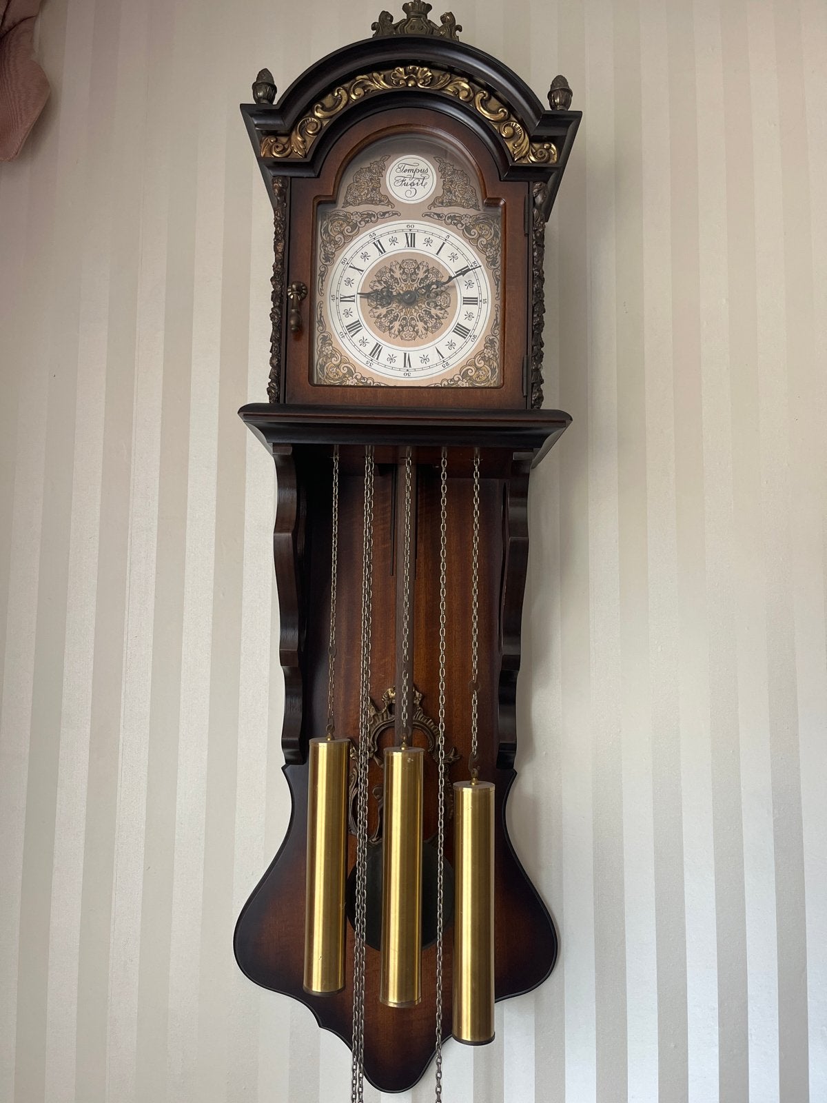 Antieke Tempus Fugit hang klok met gewichten, Ophalen